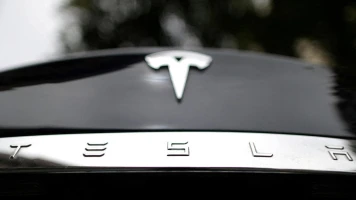 Femme coincée dans sa Tesla pendant une mise à jour, température à 46°C