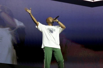 Rappeur Allume Flamme Olympique à Marseille le 9 Mai