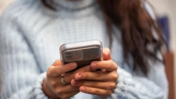 Les débats sur l'orthographe et les corrections sur les réseaux sociaux