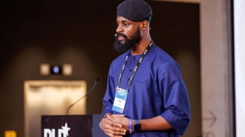 Tunde Onakoya établit un record aux échecs et collecte des fonds pour les enfants africains