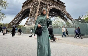 Influenceuse marocaine victime de harcèlement à Paris pour son hijab