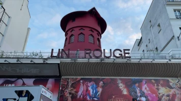 Moulin Rouge: Ailes du célèbre cabaret parisien s'effondrent sans blessés