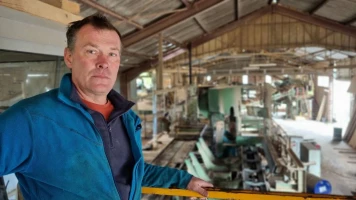 Laurent Verpillat lutte pour recruter dans son entreprise de transformation du bois