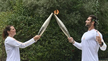 La torche olympique voyage de la Grèce à la France pour les Jeux Olympiques