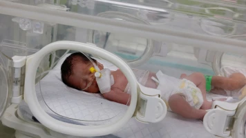 Bébé palestinien sauvé après bombardement perd la vie à Rafah