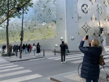 Champs-Élysées: Transformation en Centre Commercial de Luxe en Plein Air