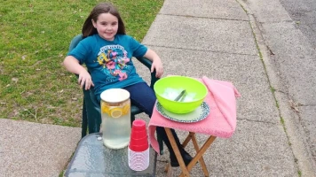 Emouree Johnson, 7 ans, collecte 15k$ pour la tombe de sa mère via limonade