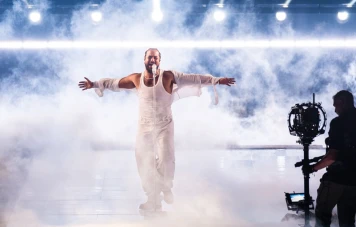 Slimane livre une performance émouvante à l'Eurovision à Malmö, Suède