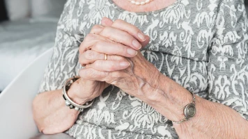 Marilyn Birch retrouve sa bague de fiançailles perdue depuis 50 ans