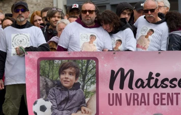 Hommage à Matisse: 8 000 personnes marchent silencieusement à Châteauroux