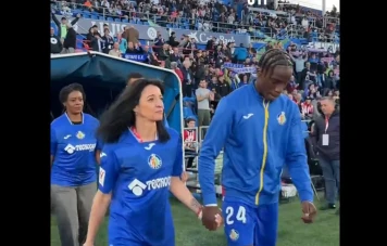 Les joueurs de Getafe rendent hommage à leurs mères sur le terrain avant le match en Espagne