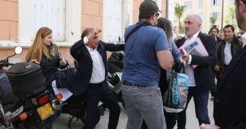 Zemmour et ses partisans défendent son geste contre une attaque à Ajaccio