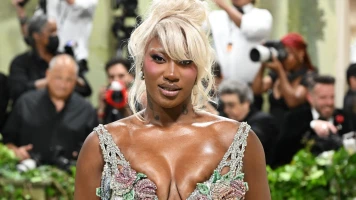 Aya Nakamura brille au Met Gala 2024 à New York en Balmain