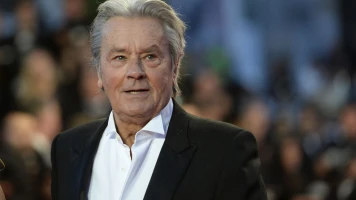 Alain Delon fête ses 60 ans à Paris Match Special : Pas d'utilisation d'hologramme