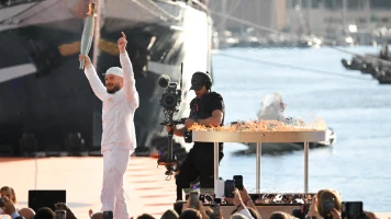 Rappeur Jul porte la flamme olympique à Marseille, Zidane manque à l'appel