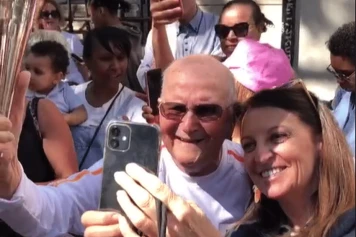 Le doyen Marseillais fête ses 102 ans, acclamé lors du relais