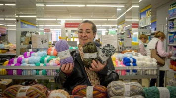 Yamina trouve qualité et valeur dans les vêtements et la laine de Zeeman