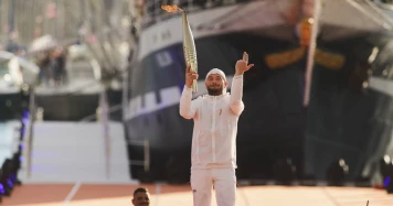Jul, rappeur français, allume la flamme olympique de Paris 2024 malgré les critiques