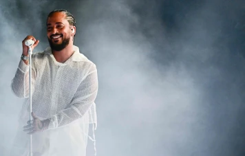 Slimane étonne le stade de Malmö avec un message de paix pendant sa chanson