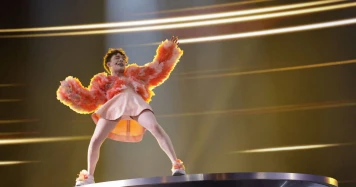 Nemo, artiste non-binaire suisse, surprend en remportant l'Eurovision en Suède
