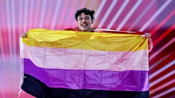 Nemo, 24 ans, gagne l'Eurovision avec un drapeau non binaire historique