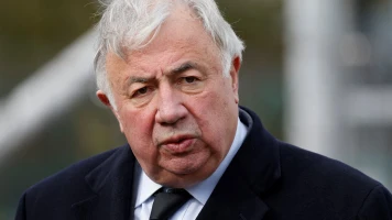 Gérard Larcher critique Macron et envisage une motion de censure