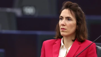 Valérie Hayer nie toute affiliation avec l'extrême droite après une photo controversée