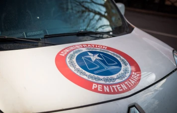 Évasion de prison en Normandie: Convoi attaqué, 2 agents tués, recherche en cours