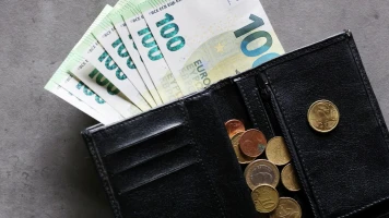 Réduction de 5% des dépenses contractuelles françaises en un an