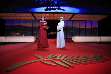 Juliette Binoche remet la Palme d'or à Meryl Streep à Cannes 77
