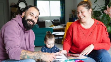 Alexis et Delphine, Amis Partageant la Parentalité d'Anaë de 18 Mois