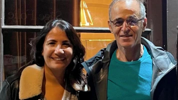 Professeure Nadia Bachmar reçoit un cadeau spécial de Jean-Jacques Goldman