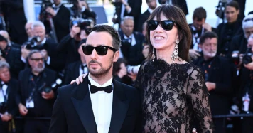 Charlotte Gainsbourg brille à Cannes en robe Saint Laurent avec Vaccarello