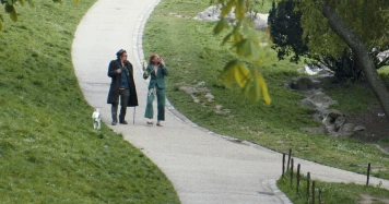 C'est pas moi" de Leos Carax: Identité, Rôle du Réalisateur et Cinéma Contemporain