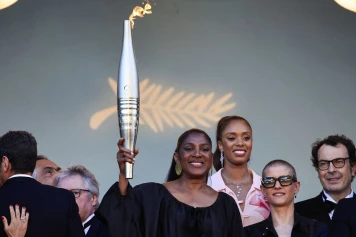 Cannes enflammée par la flamme olympique de Paris 2024