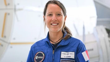 Pilote d'hélicoptère de 41 ans termine formation, prépare mission