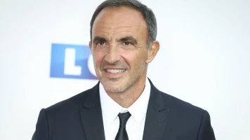 Nikos Aliagas soutient Kendji Girac, blessé, lors de la finale de The Voice