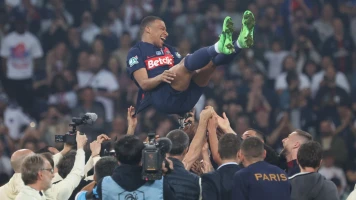 Kylian Mbappé célébré après son dernier match avec le PSG, 256 buts marqués