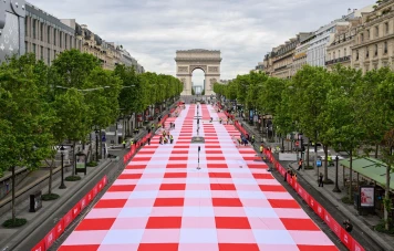 Grand pique-nique des Champs-Élysées: 4000 convives, 216m de nappe!