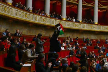 Sébastien Delogu suspendu pour agitation de drapeau palestinien à l'Assemblée