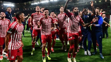 L'Olympiacos triomphe dans l'Europa Conference League, premier club grec à remporter un titre européen