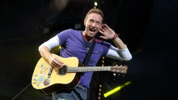 Chris Martin de Coldplay aide une fan souffrant d'arthrose à assister à un concert