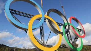 Anneaux Olympiques Assemblés Secrètement par Arcelor Mittal pour la Tour Eiffel