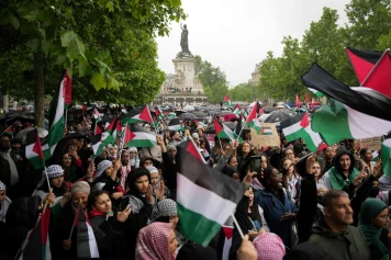 Rassemblement à Paris : Solidarité avec les Palestiniens, mémoire de Clément Méric