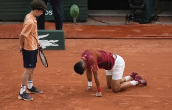 L'incroyable retour de Novak Djokovic malgré une douleur au genou à Roland-Garros