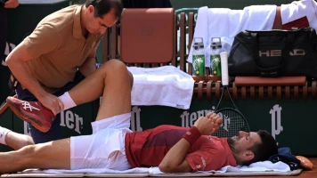 Djokovic blessé au genou à Roland-Garros, incertain pour le prochain match