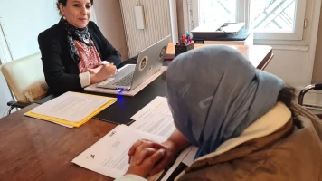 Najet Azizi-Mehenni aide Rachel à récupérer ses gains de jeu de grattage