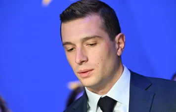 Controverse d'affiche: Devoir de réserve militaire et utilisation électorale