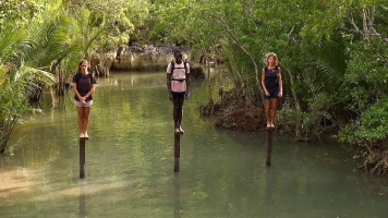 Julie, Léa et Meïssa: Derniers Survivants de Koh-Lanta, Prêts pour l'Épreuve des Poteaux
