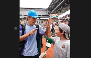 Paul, 14 ans, mascotte de De Minaur à Roland-Garros, gagne en popularité